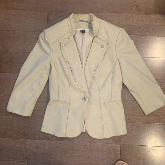 WHBM fitted tan jacket with silver buttons. Size 0 - Picture 5 of 8